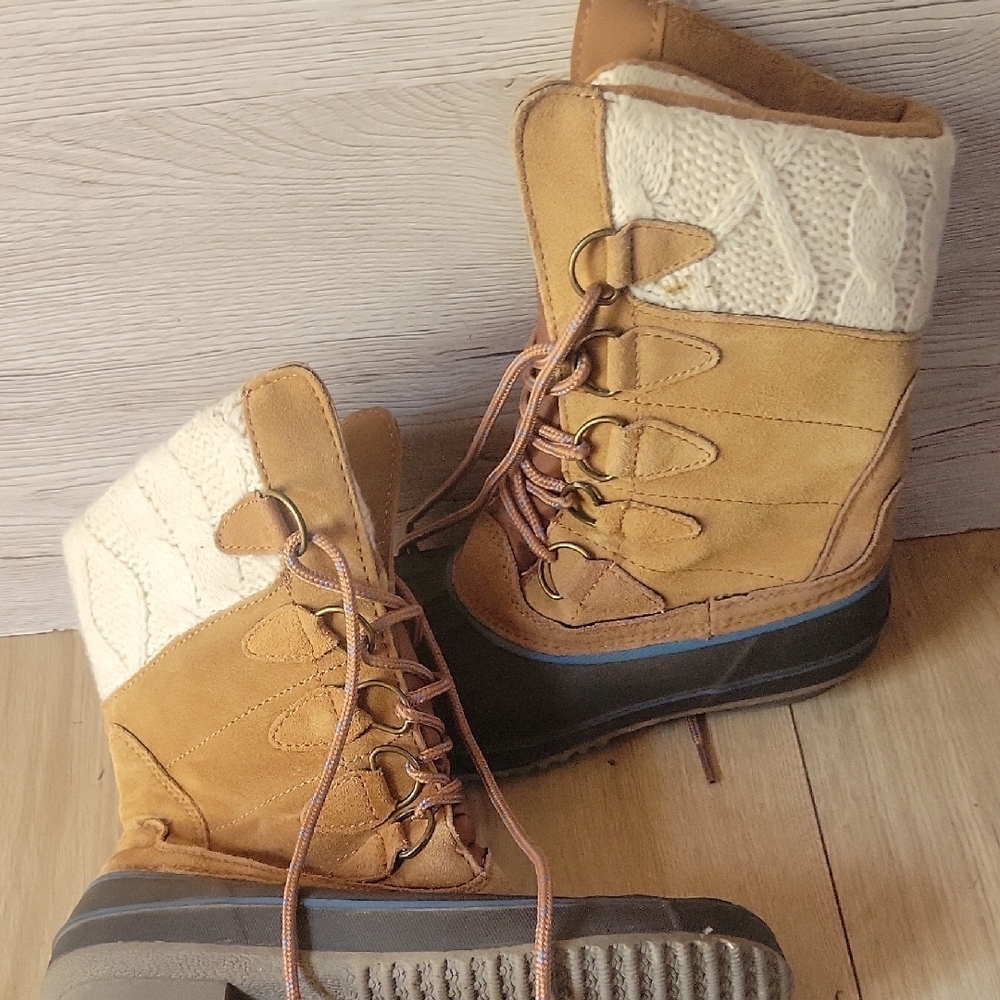 Women's Cozy Tan and Cream Winter Boots - Picture 4 of 4